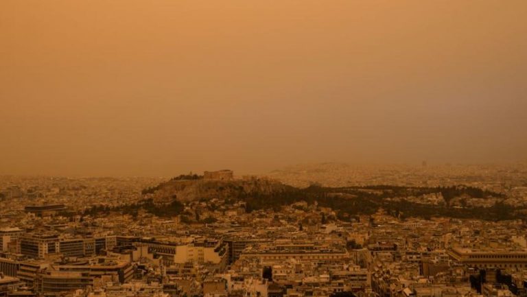 SCENE KAO SA MARSA! Grčka se jutros probudila sa narandžastim nebom, prašina iz Sahare očekuje se da dođe i do SRBIJE