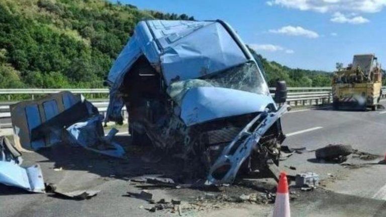 HAOS KOD KRUŠEVCA! Tri vozila učestvovala u saobraćajnoj nesreći, KOMBI POTPUNO DEMOLIRAN! (FOTO)