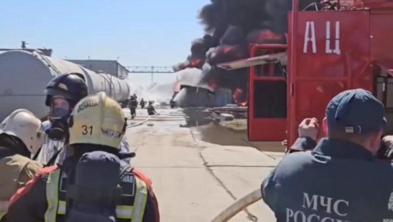 DRAMA U RUSIJI: Lokomotiva i tri vagona sa skoro 90 tona nafte IZGORELI kod rafinerije u Omsku, NOVA SABOTAŽA Ukrajine? (VIDEO)