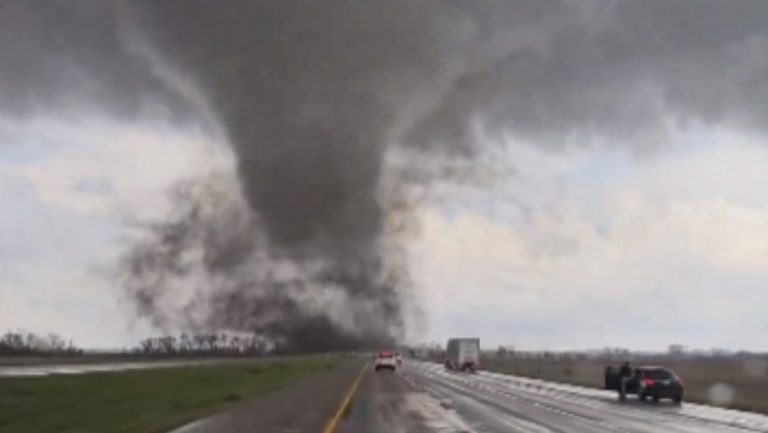 TORNADO POČISTIO SVE PRED SOBOM: Stravična oluja napravila HAOS u Nebraski i Ajovi, kuće sravljene do TEMELJA (VIDEO)