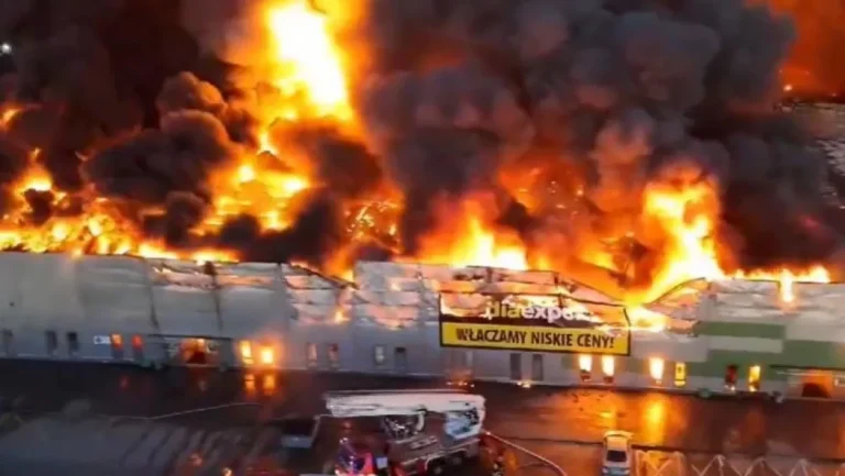 GORI VARŠAVA! Jezivi snimci vatrene stihije iz glavnog grada Poljske (VIDEO)