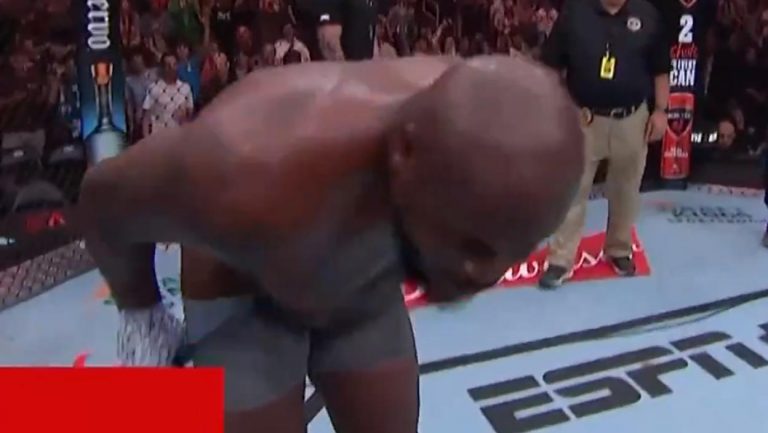 OVO SAMO ON MOŽE: Slavni UFC borac posle meča SKINUO GAĆE i pokazivao pozadinu publici! Rivala je posebno ponižavao (VIDEO)