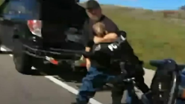 DRAMA TOKOM REGULARNOG PRETRESA! Naoružani muškarac zgrabio policajku za vrat, ta greška ga zamalo KOŠTALA ŽIVOTA (VIDEO)
