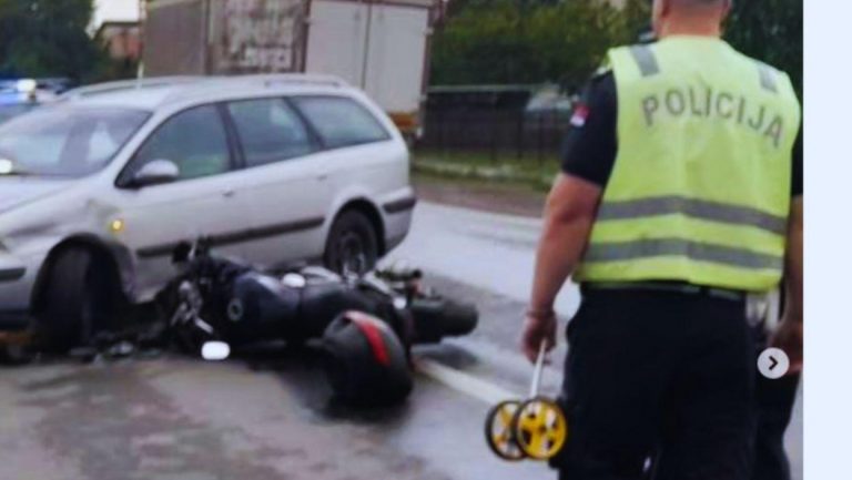 Direktan sudar automobila i motocikla kod Mladenovca (FOTO)