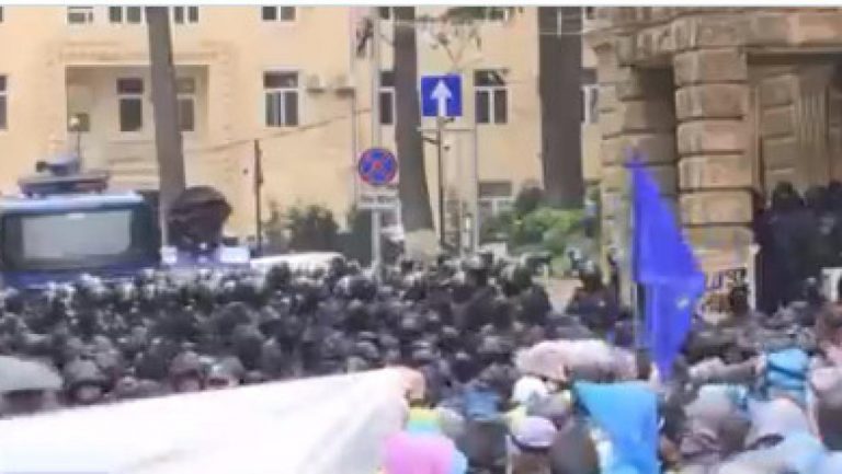 PARLAMENT POD OPSADOM! Policija u sukobu sa demonstrantima: Leteli predmeti na sve strane, uhapšeno 20 ljudi (VIDEO)