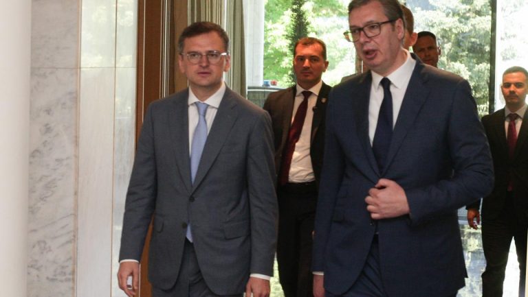 “VEOMA DOBAR I KOREKTAN RAZGOVOR” Predsednik Vučić se sastao sa šefom ukrajinske diplomatije Dmitrom Kulebom (FOTO)