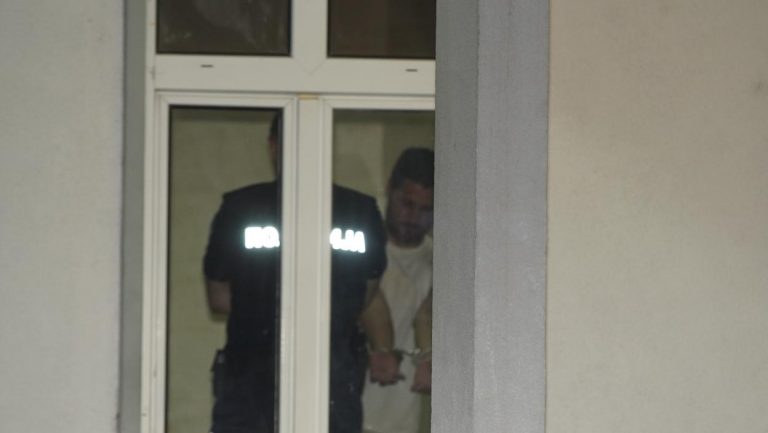 Snimci iz duševne bolnice: Marko Miljković ispred policije i lekara čini samo jedno