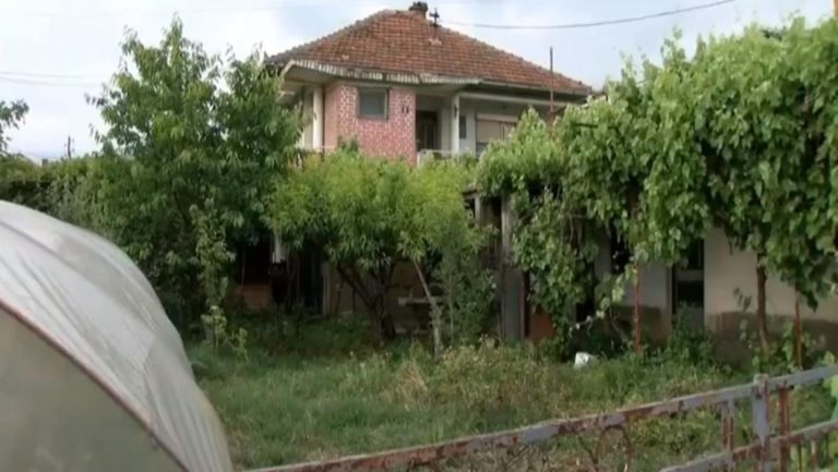 SVAĐA SE ZAVRŠILA KRVLJU, POLICIJA ZATEKLA KRVAVA TELA KAKO LEŽE NA STEPENIŠTU! Ovo je kuća u selu Stajkovci u kojoj se desio masakr (FOTO/VIDEO)