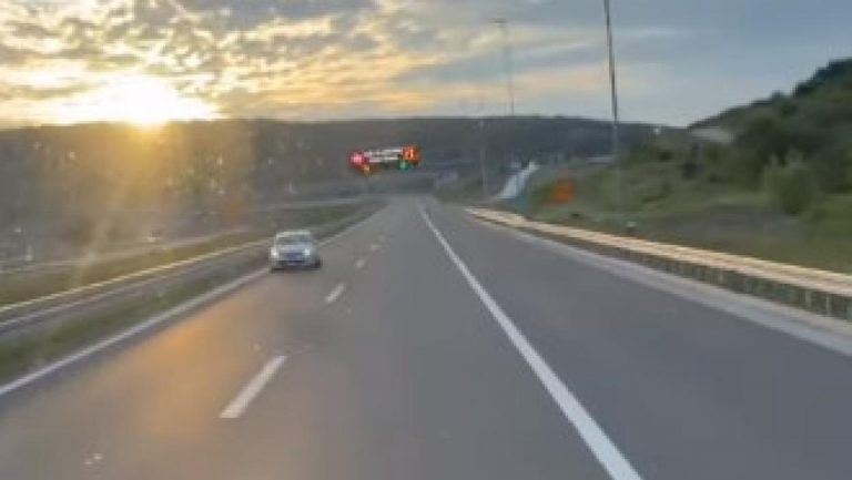 KAKVO DIVLJANJE KOD BUBANJ POTOKA: U punoj brzini vozi u suprotnom smeru i to brzom trakom (VIDEO)