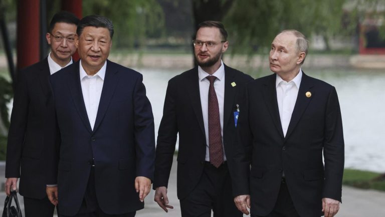 ODRŽAVA SE SNAŽNO PRIJATELJSTVO! Si i Putin na neformalnom sastanku, šetali parkom, pili kineski čaj (FOTO)