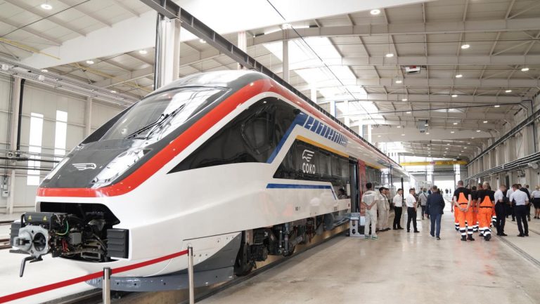 VUČIĆ U ZEMUNU: Predsednik na predstavljanju novog kineskog brzog voza
