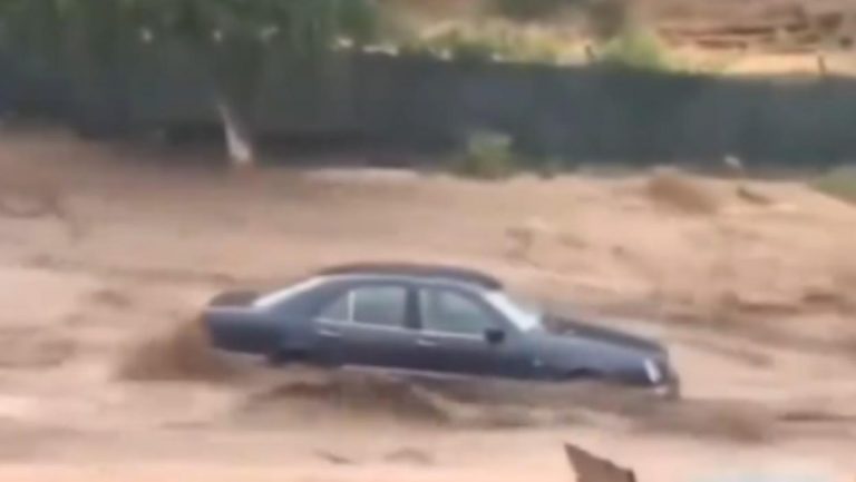 APOKALIPSA U PRESTONICI! Jaka oluja poplavila ulice glavnog grada – Hitne službe spašavaju građane, automobili ZAGLAVLJENI (VIDEO)