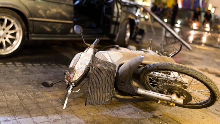 UŽAS U SMEDEREVU! IMA TEŠKO POVREĐENIH! Pijani vozač se zakucao u motociklistu (FOTO)