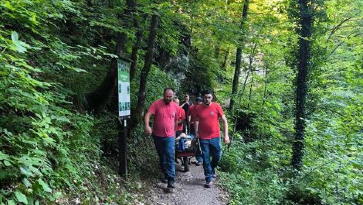 DRAMA U KAMAČNIKU! Majka pala sa mosta sa OSMOMESEČNOM BEBOM – Dete povređeno, spasioci HITNO izašli na teren!