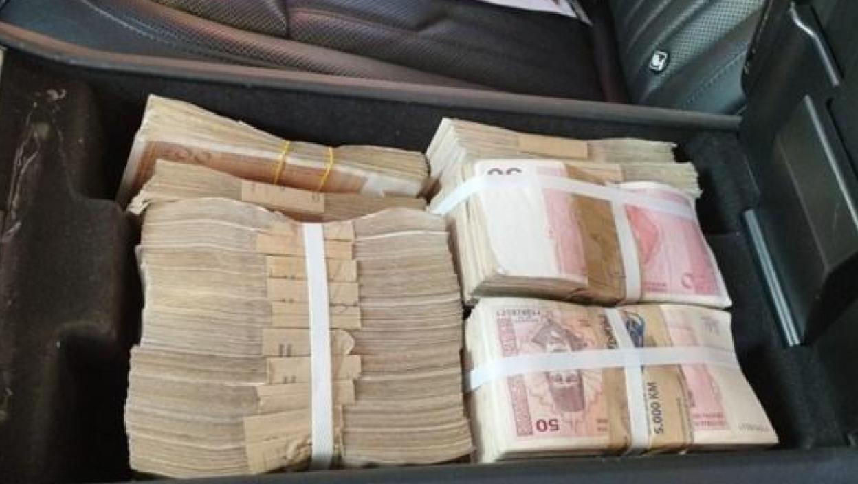 PAO MU MRAK NA OČI: Srbin uhvaćen sa torbom punom para na granici sa Hrvatskom – carinici ga pitali ima li šta za prijaviti, pa se ŠOKIRALI PRIZOROM