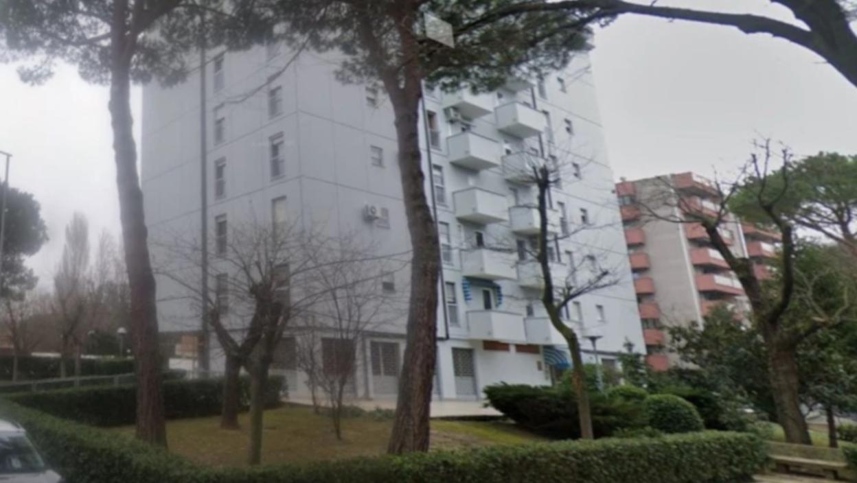 “Žao mi je, ali ne mogu više da nastavim” Ostavila poruku u tašni i SKOČILA SA ŠESTOGODIŠNJIM SINOM sa vrha zgrade – OTAC NEM OD BOLA sačekao policiju na radnom mestu