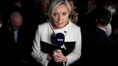 KAKVO VEČE U PARIZU! Le Penova se lično obratila Makronu i uputila mu BRUTALNE reči, Francuzi prisustvovali nikad VEĆOJ DRAMI na izborima