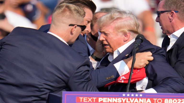 TRAMP NAKON PUCNJAVE IZGOVORIO SAMO JEDNO: Donald se obratio agentu i TRAŽIO OVO – šok…