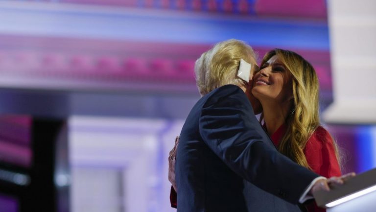 EMOTIVNO! Pogledajte kako je Tramp pao Melaniji u ZAGRLJAJ, Amerikanci začuđeni ponašanjem bivšeg predsednika (VIDEO)