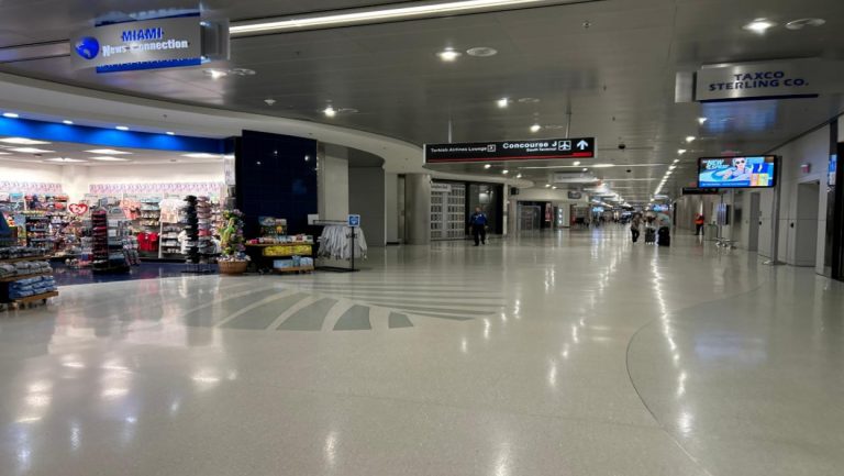 HOROR NA AERODROMU Žena krvnički izbodena nožem na terminalu, njeno stanje je KRITIČNO