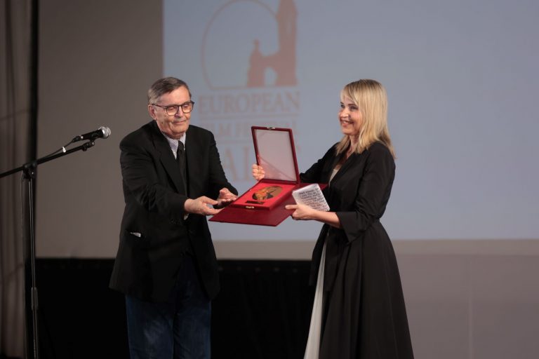 “Da li ti je Vučić to crtao, samo nam je još Maja Gojković falila”: Zvižduci za vlast, “Bravo” za Anicu Dobru