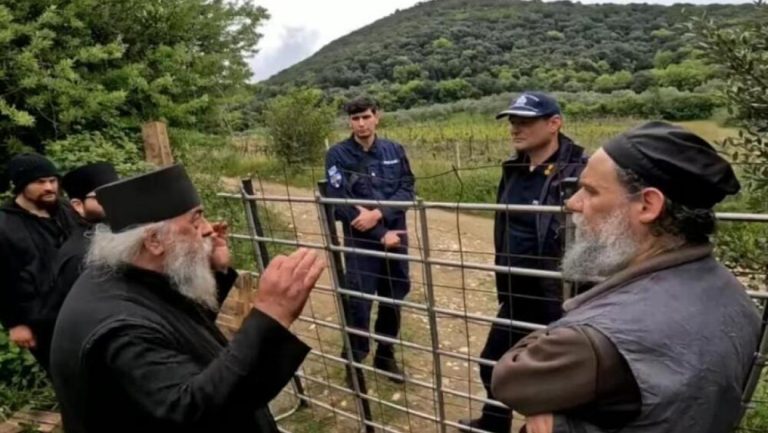 “MI SE NE PREDAJEMO, AKO ŽELE DA PRAVE MASAKR NEKA PRAVE” Monasi na Svetoj Gori sve odlučniji, dok napetost kulminira sa grčkim specijalcima