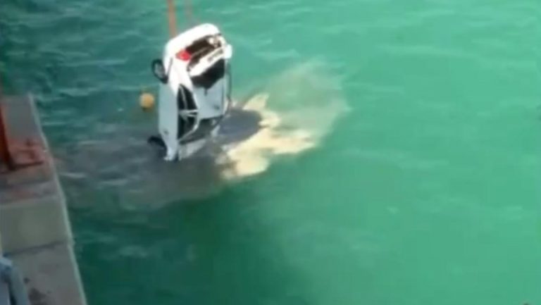 PORODICA SLETELA SA MOSTA U JEZERO Krenuli na izlet pa se survali u vodu – svi ostali na mestu mrtvi (VIDEO)