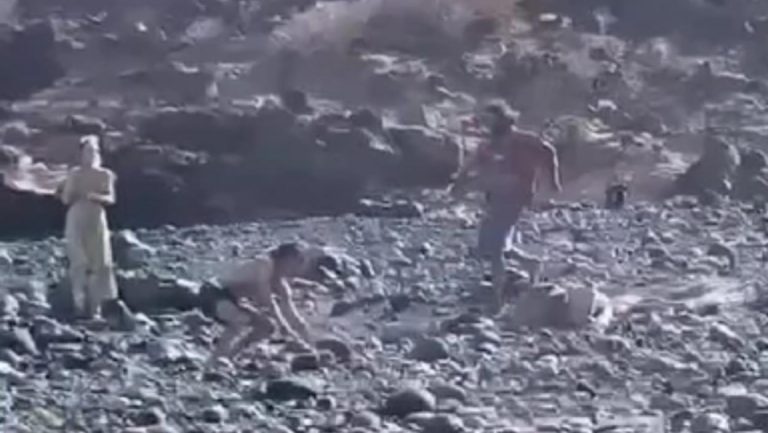 Pomahnitali turista ŠTAPOM TUKAO muškarca na plaži: Nije gledao gde ga udara! Ljudi sklanjali uplaknu decu od užasa (VIDEO)