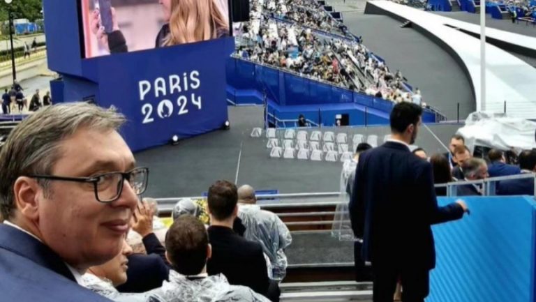 “ČEKAJUĆU NAŠE…” Predsednik Vučić podelio fotografiju sa svečanog otvaranja Olimpijskih igara u Parizu