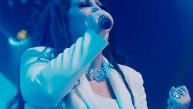 “REKLA JE DA!” Dragana Mirković ZAPROŠENA – Pevačica usred koncerta napravila presedan, prsten zasijao na njenoj ruci (VIDEO)