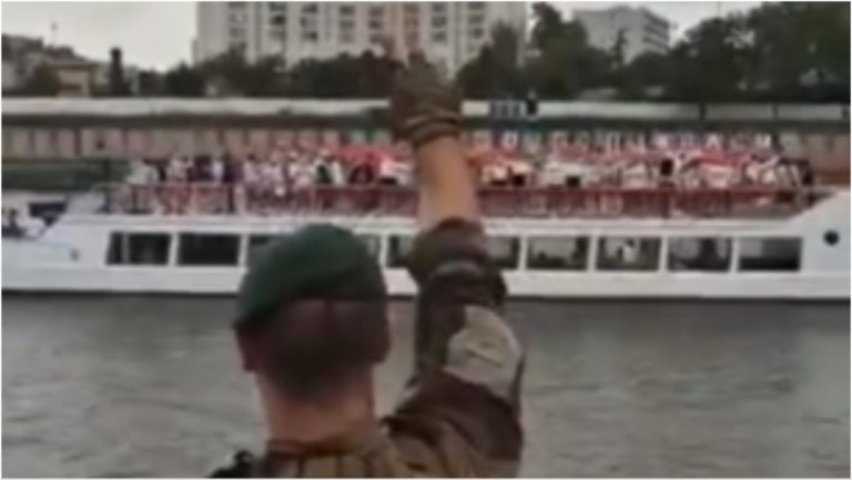 SRBIN IZ LEGIJE STRANACA KOJI JE ODUŠEVIO SVET: Dva sata stajao na mostu i čekao naše sportiste, a ovo je NJEGOVA PRIČA (VIDEO)