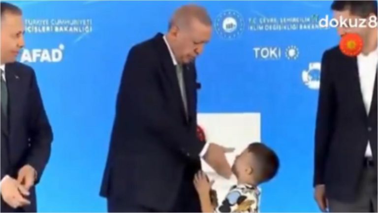 ERDOGAN JAVNO OŠAMARIO DEČAKA! Šokantan snimak kruži društvenim mrežama, upućene ŽESTOKE kritike na račun turskog predsednika (VIDEO)