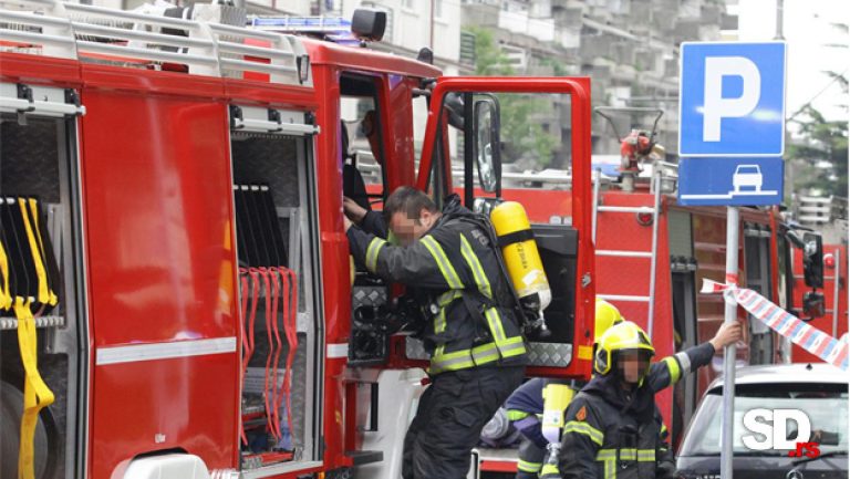 GORI ZGRADA U BARAJEVU: Crni dim se vidi izdaleka (FOTO)