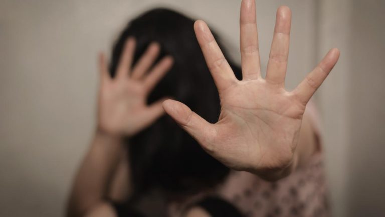JEZIVO NASILJE NA VOŽDOVCU! Muškarac pretukao bivšu ženu (19), slomio joj mobilni, čupao i šutirao po glavi i telu