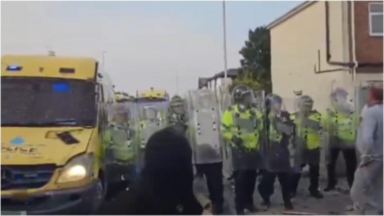 “ONI KOJI SU UMEŠANI OSETIĆE PUNU SNAGU ZAKONA!” Haos u Engleskoj nakon smrti TRI UBIJENE DEVOJČICE, najgori napad na decu u zemlji poslednjih decenija (VIDEO)