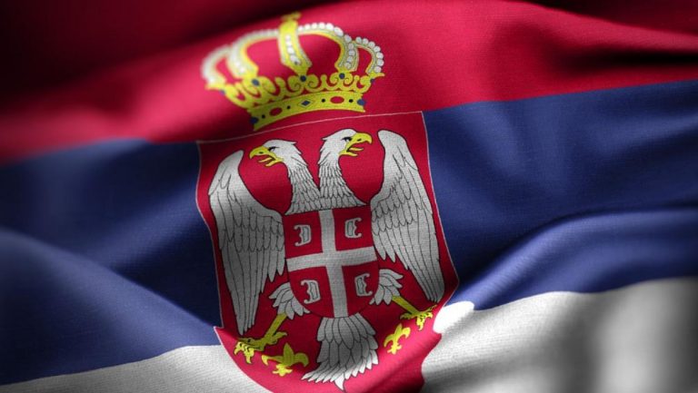 Srbin pokazao našu TROBOJKU usred Pariza i pitao ih da li znaju čija je zastava: Odgovori su u najmanju ruku SKANDALOZNI (VIDEO)