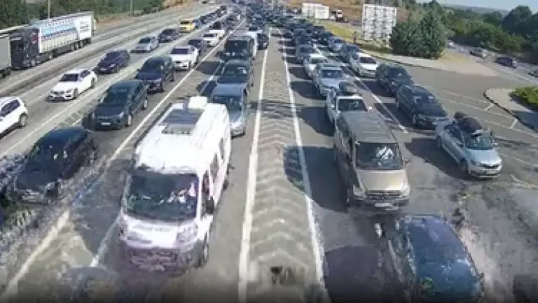 GUŽVA NA SVIM PRELAZIMA: NA HORGOŠU BLOKADA! Naoružajte se strpljrenjem, čeka se i po dva sata (FOTO)