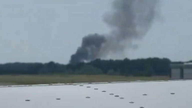 STRAŠNA NESREĆA: Avion se srušio na prometnom delu auto-puta, POGINUO pilot (FOTO/VIDEO)