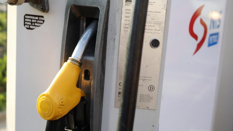 UPOZORENJE KRUŽI DRUŠTVENIM MREŽAMA: Čovek obilazi pumpe u Beogradu i radi nezamislivu stvar (FOTO)