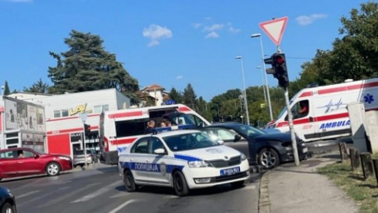 JOŠ JEDNA SAOBRAĆAJNA NESREĆA: Prva fotografija sa lica mesta, dve osobe povređene (FOTO)