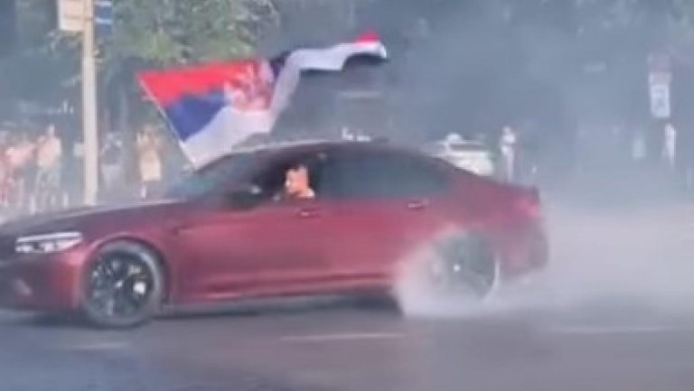 SKAČU U VODU I PALE BAKLJE – Evo kako Srbi slave zlatnu medalju Novaka Đokovića: Građani se okupili na trgovima! (VIDEO)