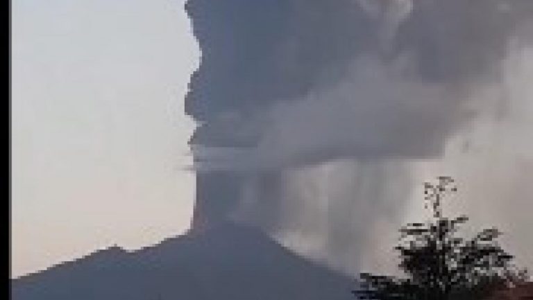 SICILIJU POKRIO PEPEO: Ogromna erupcija vulkana Etna izazvao PANIKU na ostrvu – Dim se širio KILOMETRIMA! (VIDEO)