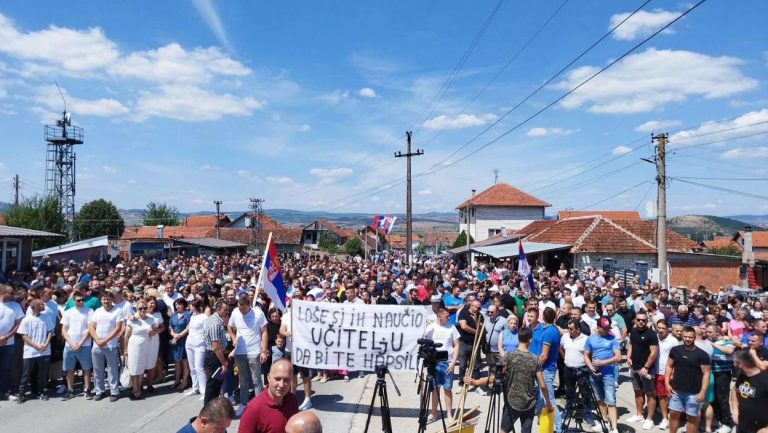 “EVROPO, ZAŠTO ĆUTIŠ NA STRADANJE SRBA?” Počeo protest u Pasjanu, osvanule snažne poruke – “Hapsite jer smo Srbi, nema predaje!” (FOTO)