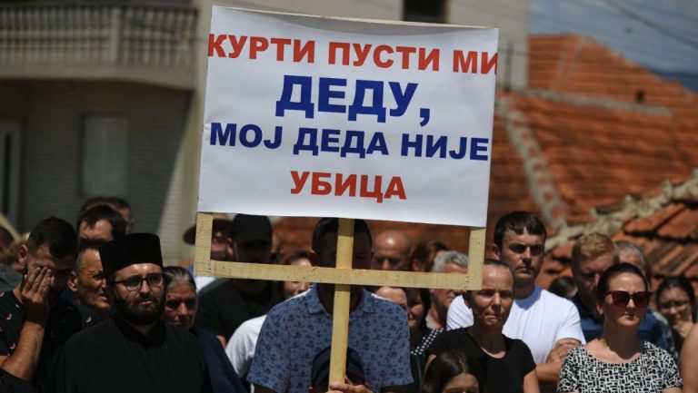 “KURTI PUSTI MI DEDU, MOJ DEDA NIJE UBICA” Potresne slike sa protesta Srba iz Kosovskog Pomoravlja – Natpis unuka uhapšenog Dragana Cvetkovića dirnuo sve prisutne