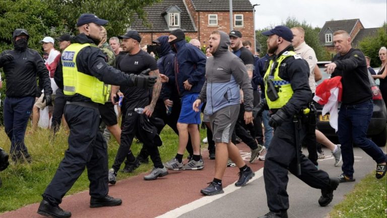 “ZAŽALIĆETE ZBOG UČESTVOVANJA U NEREDIMA” Održan hitan sastanak zbog demonstracija, Britanija se ne smiruje (FOTO/VIDEO)