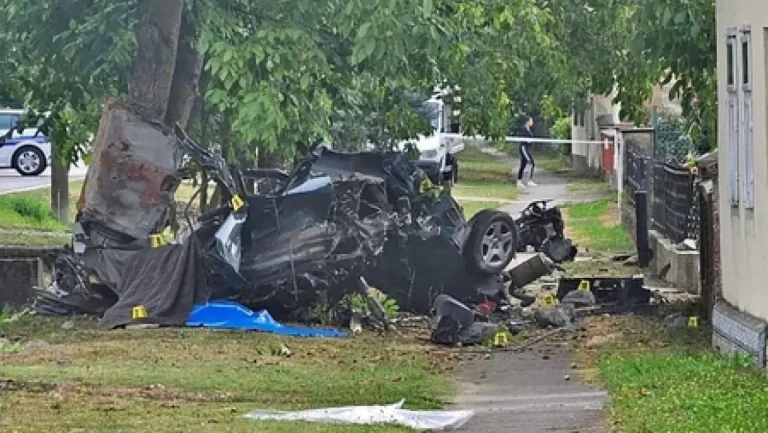 TRAGEDIJA KOD KULE Poginula dvojica mladića ispred “kućnog praga” – Automobil prepolovljen na pola i kompletno smrskan (FOTO/VIDEO)