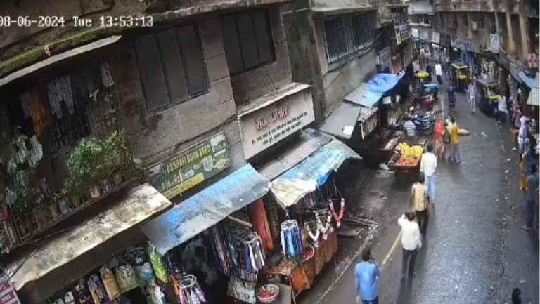 PAS PAO SA ZGRADE NA DEVOJČICU (4) I UBIO JE Majka pokušala da joj pomogne, ali uzalud – prolaznici u neverici posmatrali tragediju (VIDEO)