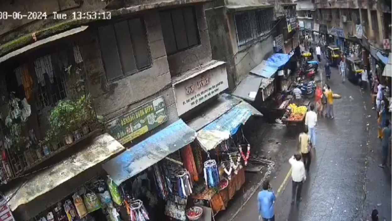 PAS PAO SA ZGRADE NA DEVOJČICU (4) I UBIO JE Majka pokušala da joj pomogne, ali uzalud – prolaznici u neverici posmatrali tragediju (VIDEO)