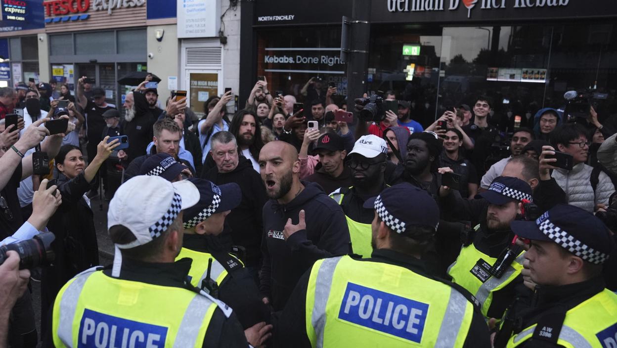 HILJADE LJUDI IZAŠLO NA ULICE ENGLESKE: Policija uhapsila još 15 osoba u Londonu zbog nasilnih nereda – list “Metro” tvrdi da su se pristalice Putina INFILTRIRALE u organizaciju protesta