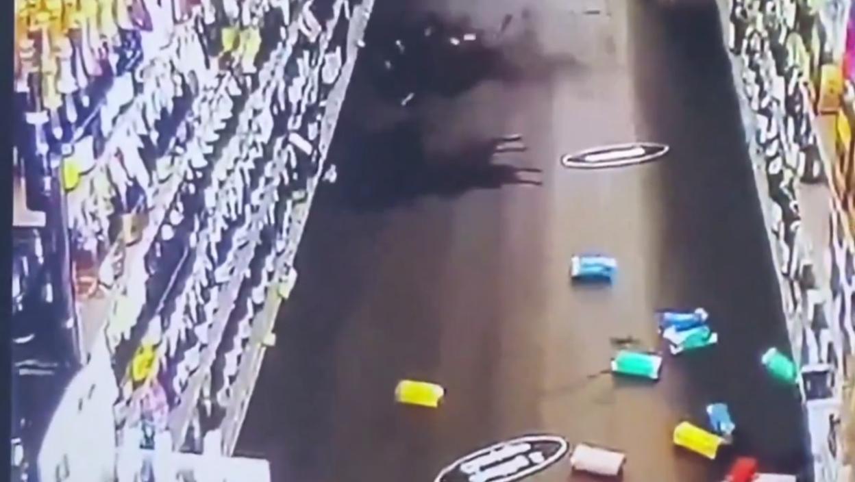 SVE SE TRESE, LJUDI POKUŠAVAJU DA SE SAKRIJU ISPOD STOLOVA – ZAVLADALA TOTALNA PANIKA Jezivi snimci zemljotresa u Japanu (VIDEO)